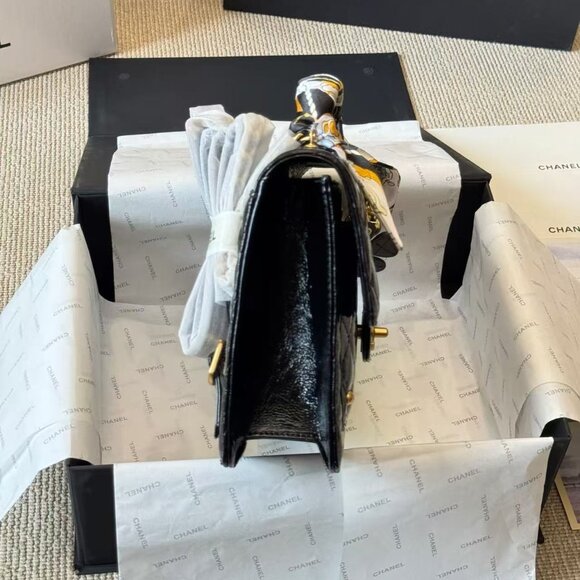 Classic CHANEL Bag: A Stylish and Versatile Choice for Elegance - Picture 4 of 7